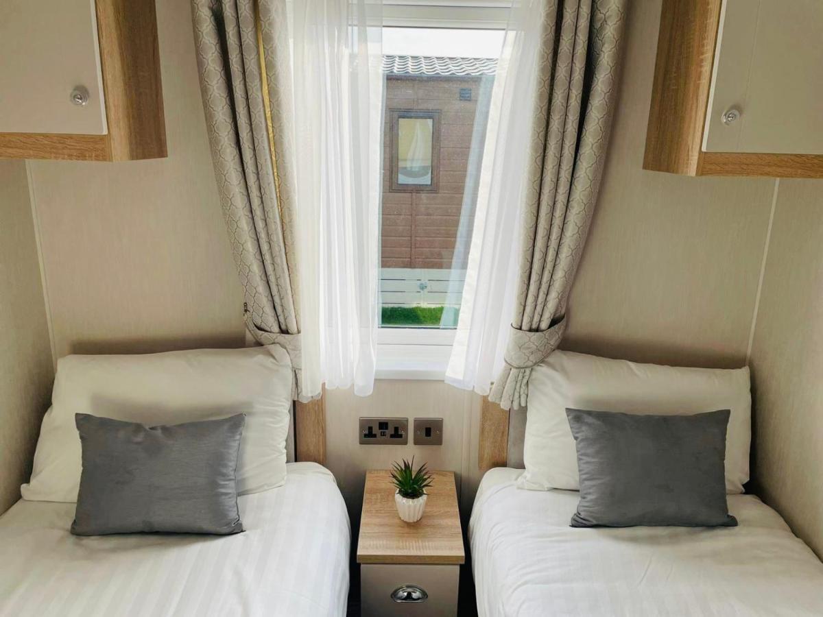 Brians Lodge With Hot Tub Поклингтън Екстериор снимка