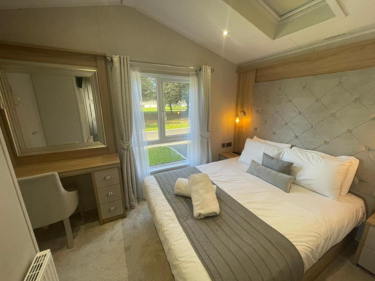 Brians Lodge With Hot Tub Поклингтън Екстериор снимка
